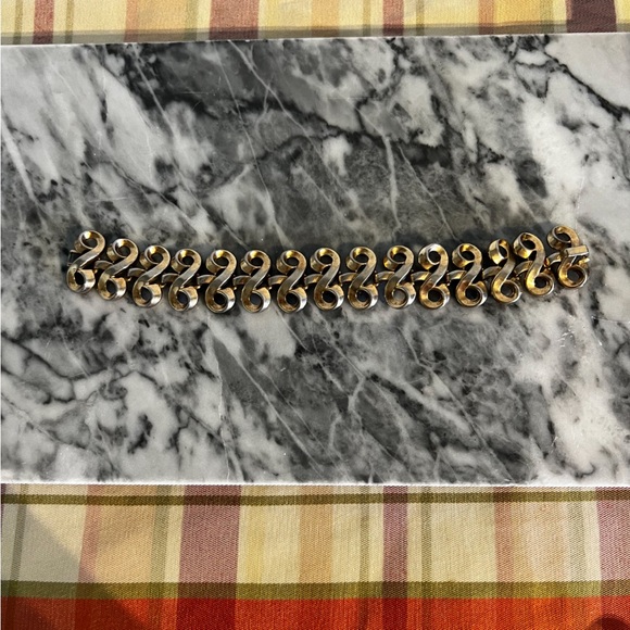 1960s Trifari Gold Tone Swirl Bracelet Fold Over clasp closure - Picture 7 of 14